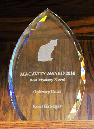 Crystal award for Best Mystery Novel 2014, featuring a cat silhouette.